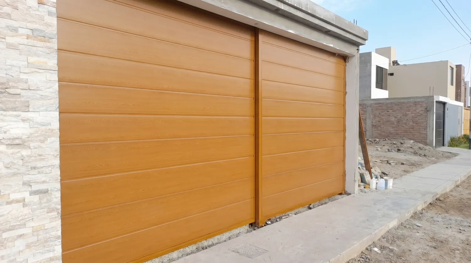 Proyecto de puerta corrediza instalado por Serindmet