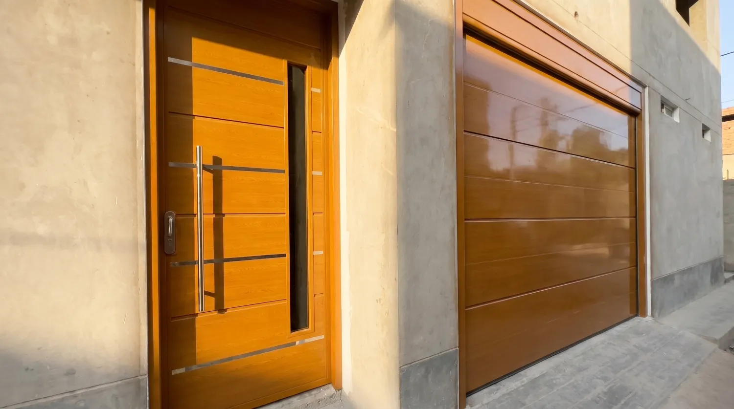 Proyecto de puerta principal instalado por Serindmet